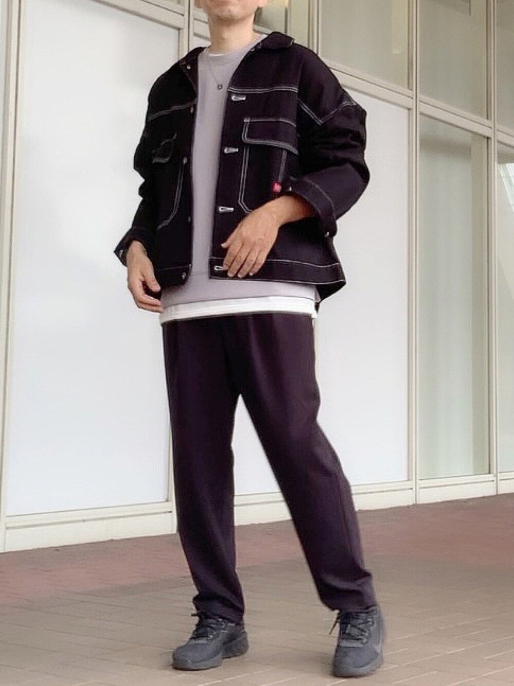 「スウェット、ビッグシルエット、Dickies、レイヤードスタイル、きれいめカジュアル、黒パンツ、トラッカージャケット、秋コーデ、おしゃれさんと繋がりたい、秋服準備はじめました」｜「URBAN COLLECTIONのカットジョーゼット素材 接触冷感機能付き テーパードアンクルイージーパンツ（その他パンツ、ブラック系）」を使った、tak mikさん（メンズ・173cm）の秋コーディネートの1枚目の写真