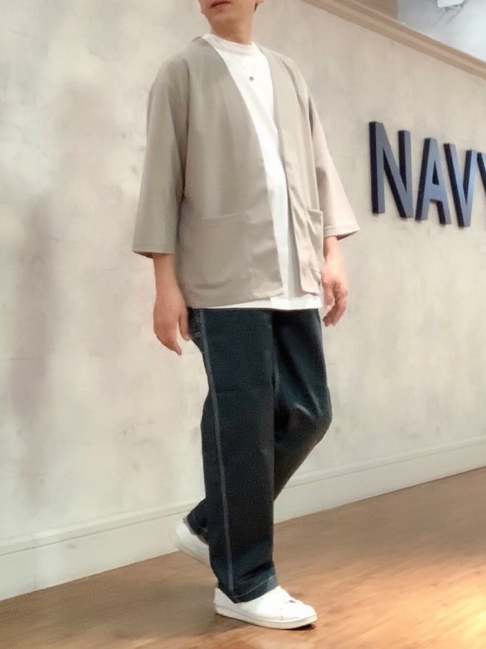 「カーディガン、ペインターパンツ、universaloverall」｜「UNIVERSAL OVERALLのUNIVERSAL OVERALL / Wide Painter Pants（その他パンツ、グリーン系）」を使った、tak mikさん（メンズ・173cm）の春コーディネートの1枚目の写真