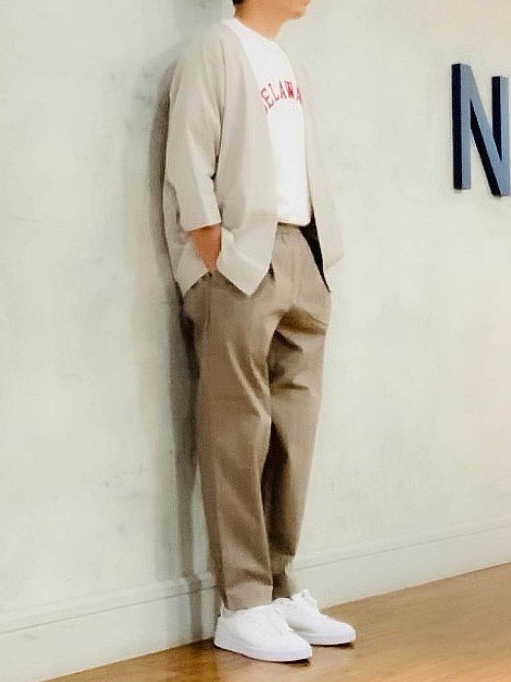 「カーディガン、ワイドパンツ、チャンピオン、シンプル、スウェットT、夏コーデ、リラックススタイル、休日スタイル、オトナカジュアル、カジュアルコーデ、夏、ロゴT」｜「NAVYのSOLOTEX(R)使用 速乾ストレッチテーパードパンツ（スラックス、ベージュ系）」を使った、tak mikさん（メンズ・173cm）の夏コーディネートの1枚目の写真
