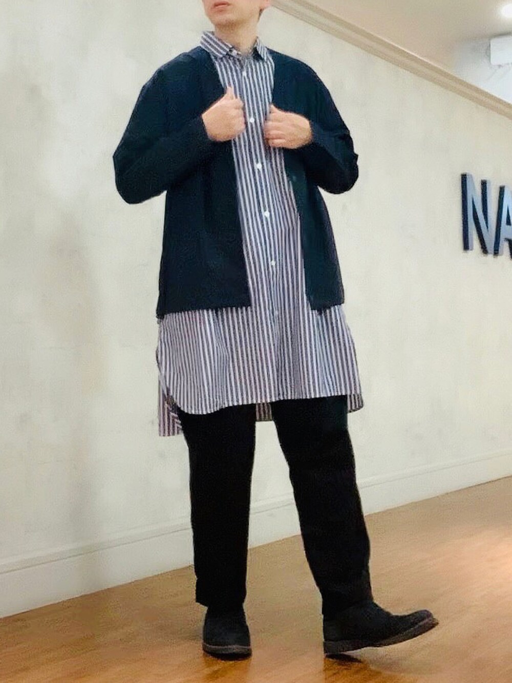 「ロングシャツ、カーディガン、ワイドパンツ、レイヤードスタイル」｜「URBAN COLLECTIONのテーパード イージー ワイドパンツ（その他パンツ、ブラック系）」を使った、tak mikさん（メンズ・173cm）の春コーディネートの1枚目の写真