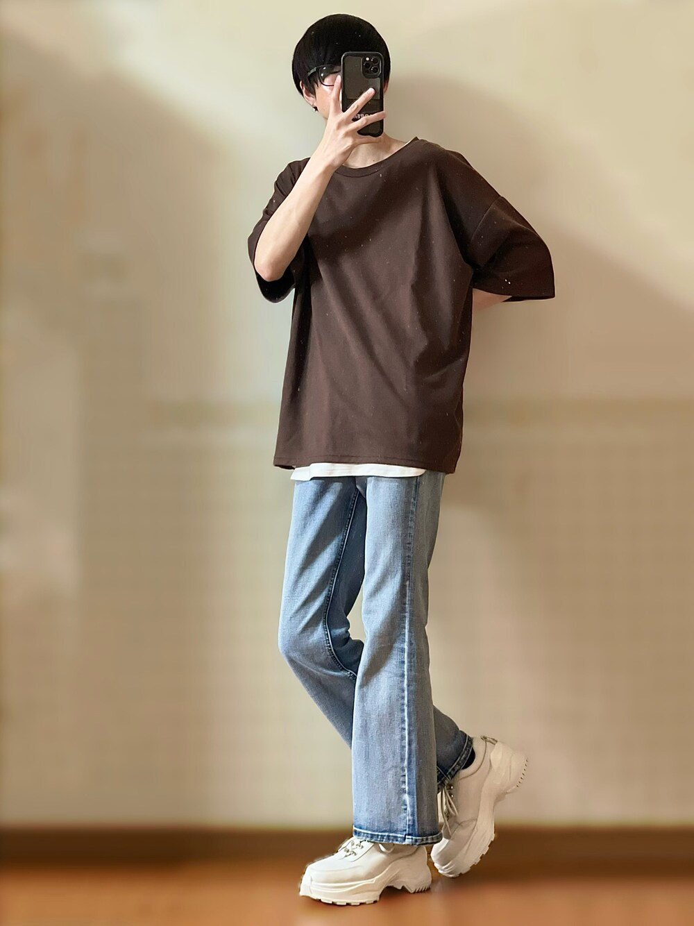 「FUDGEBOYのトラッドスタイル、大人カジュアル、夏コーデ、ビッグシルエット、ストリートコーデ、シンプルコーデ、Tシャツ、ブラウン、デニム、フレアパンツ、レイヤードスタイル、タンクトップ」｜「ADRERの【ADRER】extra quality punch basic T（Tシャツ/カットソー、ブラウン系）」を使った、よっしーさん（メンズ・180cm）の春コーディネートの1枚目の写真