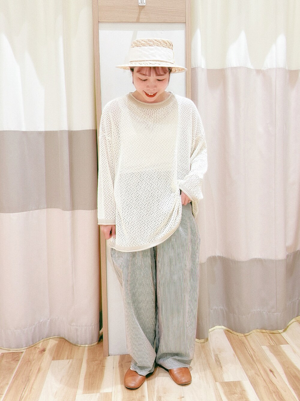 ホワイト系のニット/セーター、グレー系のその他パンツを着用したレディースの春コーディネートの1枚目の写真