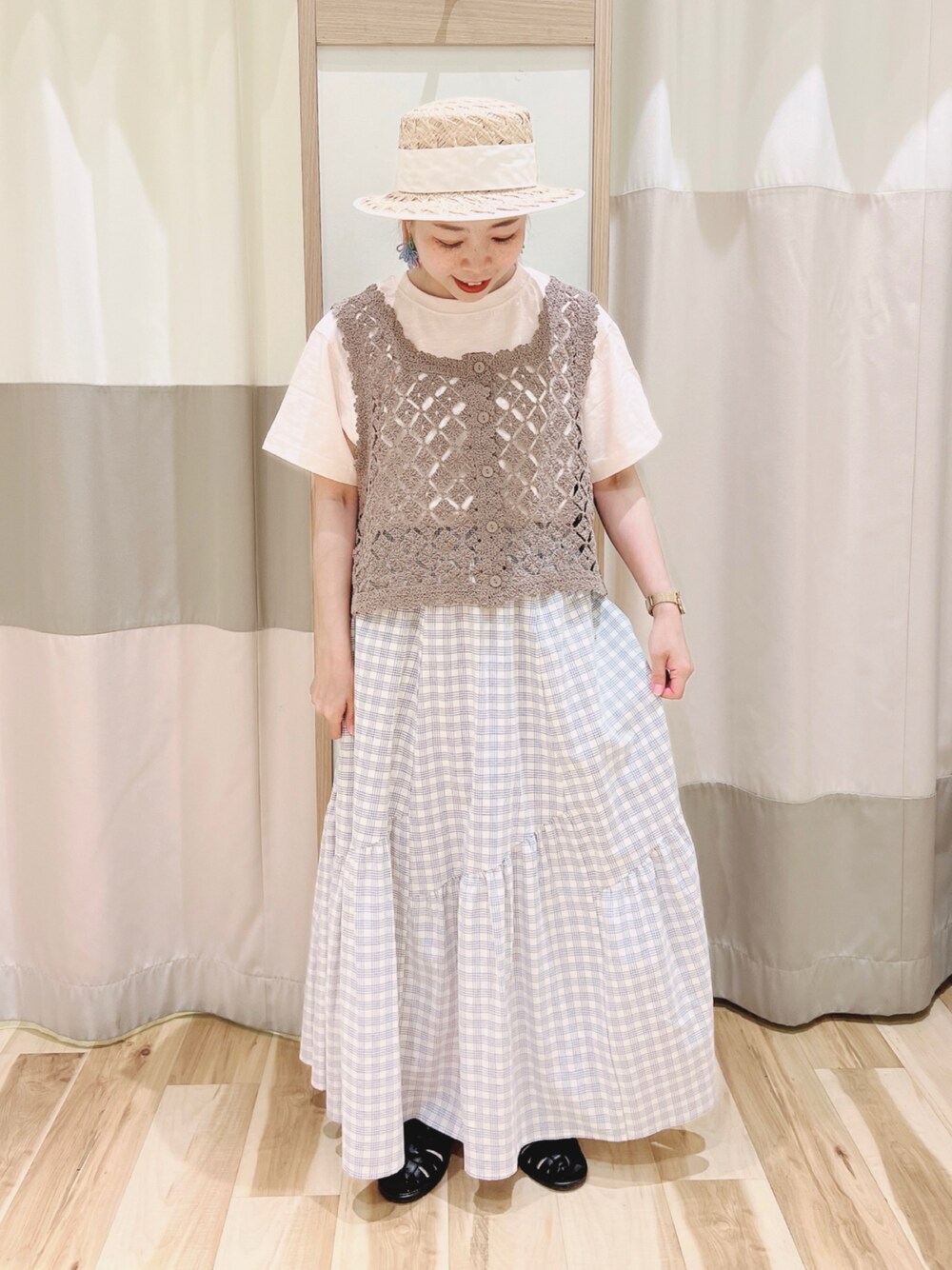 ピンク系のTシャツ/カットソー、ブラウン系のベスト、ホワイト系のスカートを着用したレディースの夏コーディネートの1枚目の写真