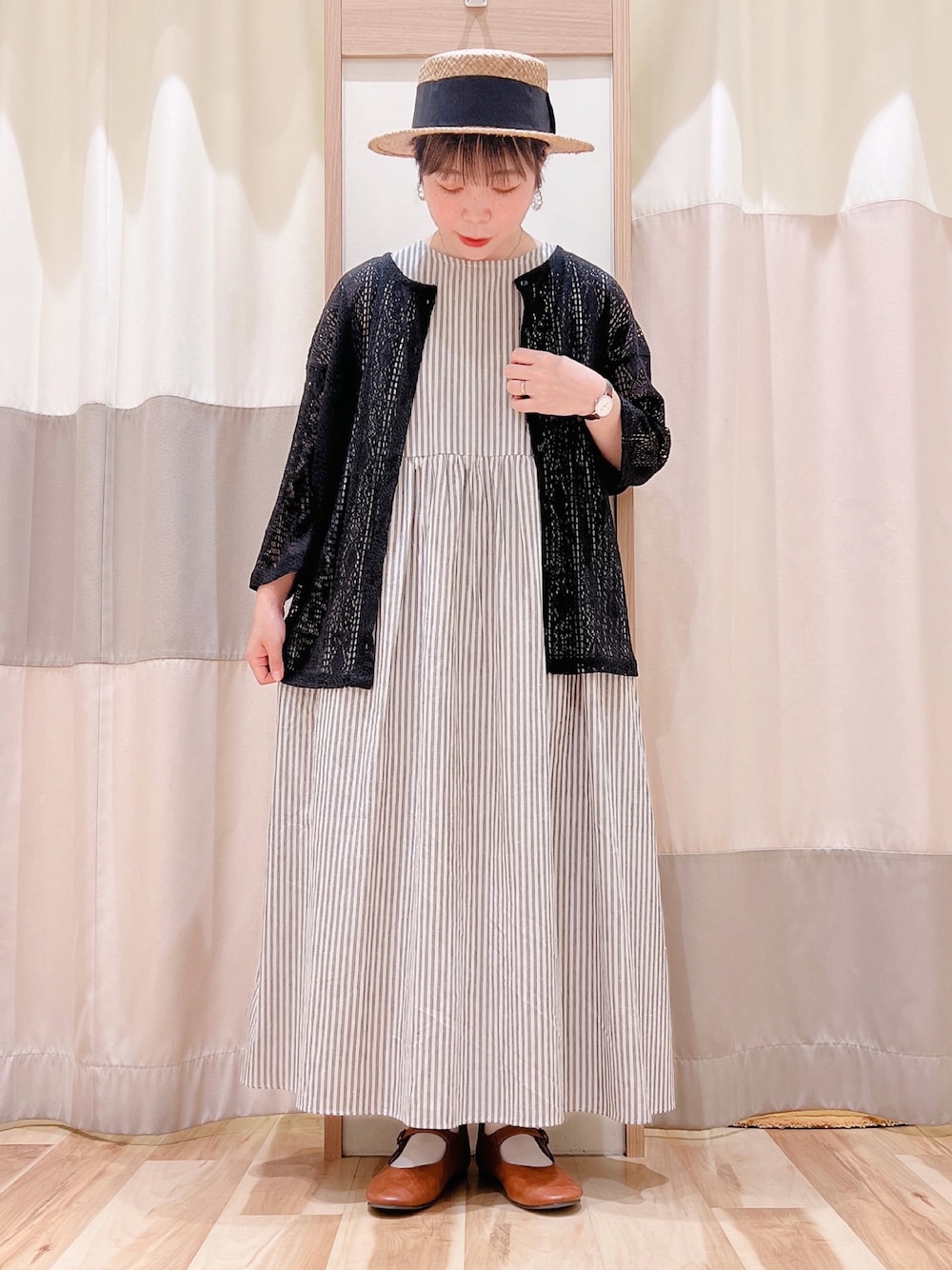 グリーン系のワンピース、ブラック系のカーディガン/ボレロを着用したレディースの夏コーディネートの1枚目の写真