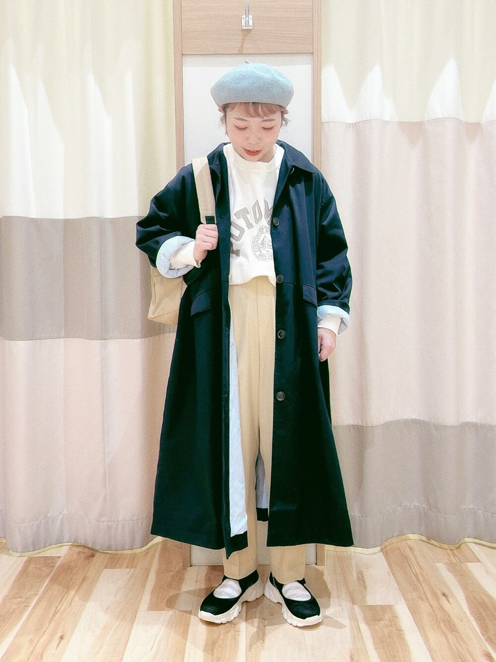 ホワイト系のニット/セーター、ベージュ系のその他パンツ、ブルー系のその他アウターを着用したレディースの冬コーディネートの1枚目の写真