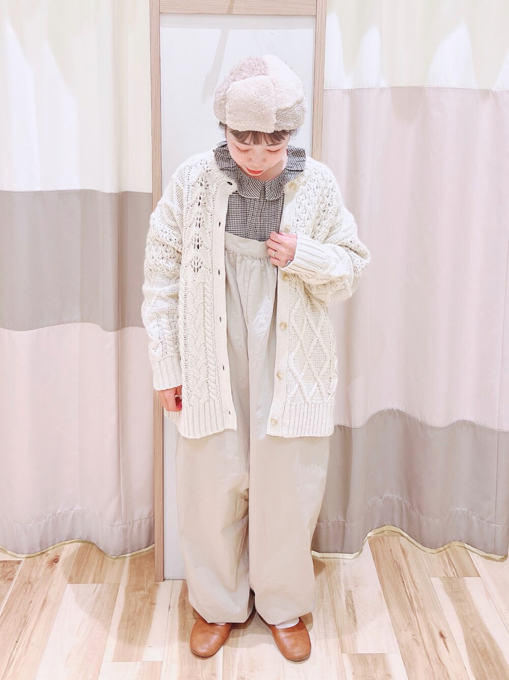 ブラウン系のシャツ/ブラウス、ベージュ系のサロペット/オーバーオール、ホワイト系のカーディガン/ボレロを着用したレディースの冬コーディネートの1枚目の写真