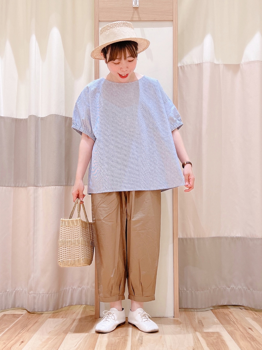 ブルー系のシャツ/ブラウス、ベージュ系のその他パンツ、ベージュ系のトートバッグを着用したレディースの夏コーディネートの1枚目の写真