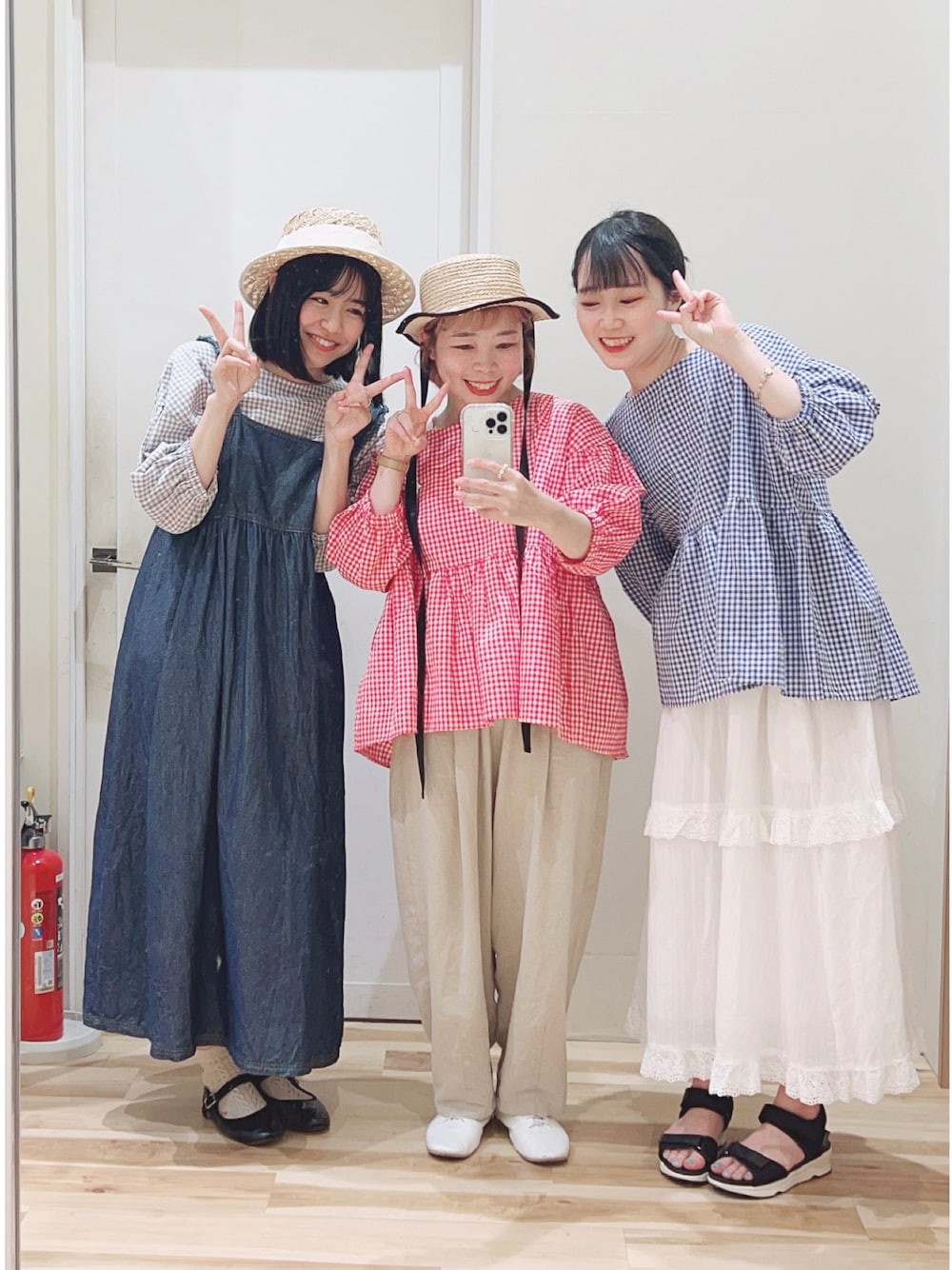 グレー系のシャツ/ブラウス、ブラック系のワンピース、レッド系のシャツ/ブラウスを着用したレディースの春コーディネートの1枚目の写真