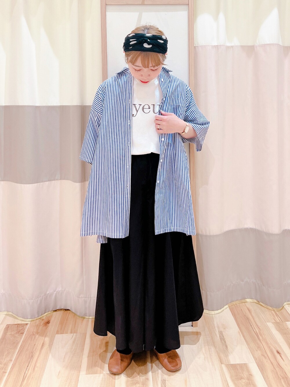 ホワイト系のTシャツ/カットソー、ブルー系のシャツ/ブラウス、ベージュ系のその他パンツを着用したレディースの春コーディネートの1枚目の写真