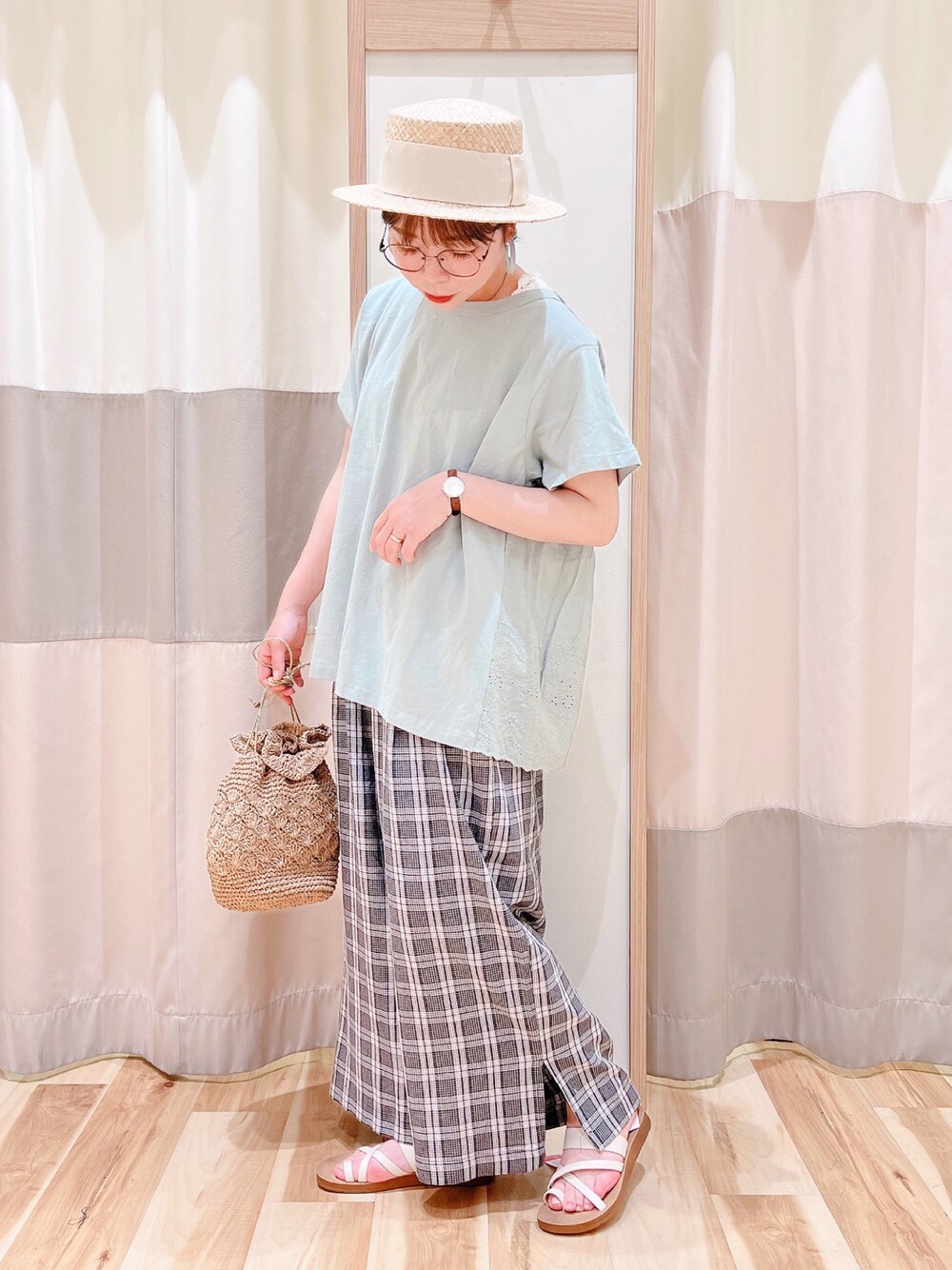 グリーン系のTシャツ/カットソー、ブラック系のその他パンツ、ベージュ系のエコバッグ/サブバッグを着用したレディースの夏コーディネートの1枚目の写真