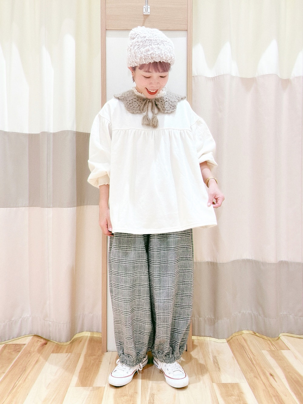 ホワイト系のTシャツ/カットソー、グレー系のその他パンツを着用したレディースの冬コーディネートの1枚目の写真