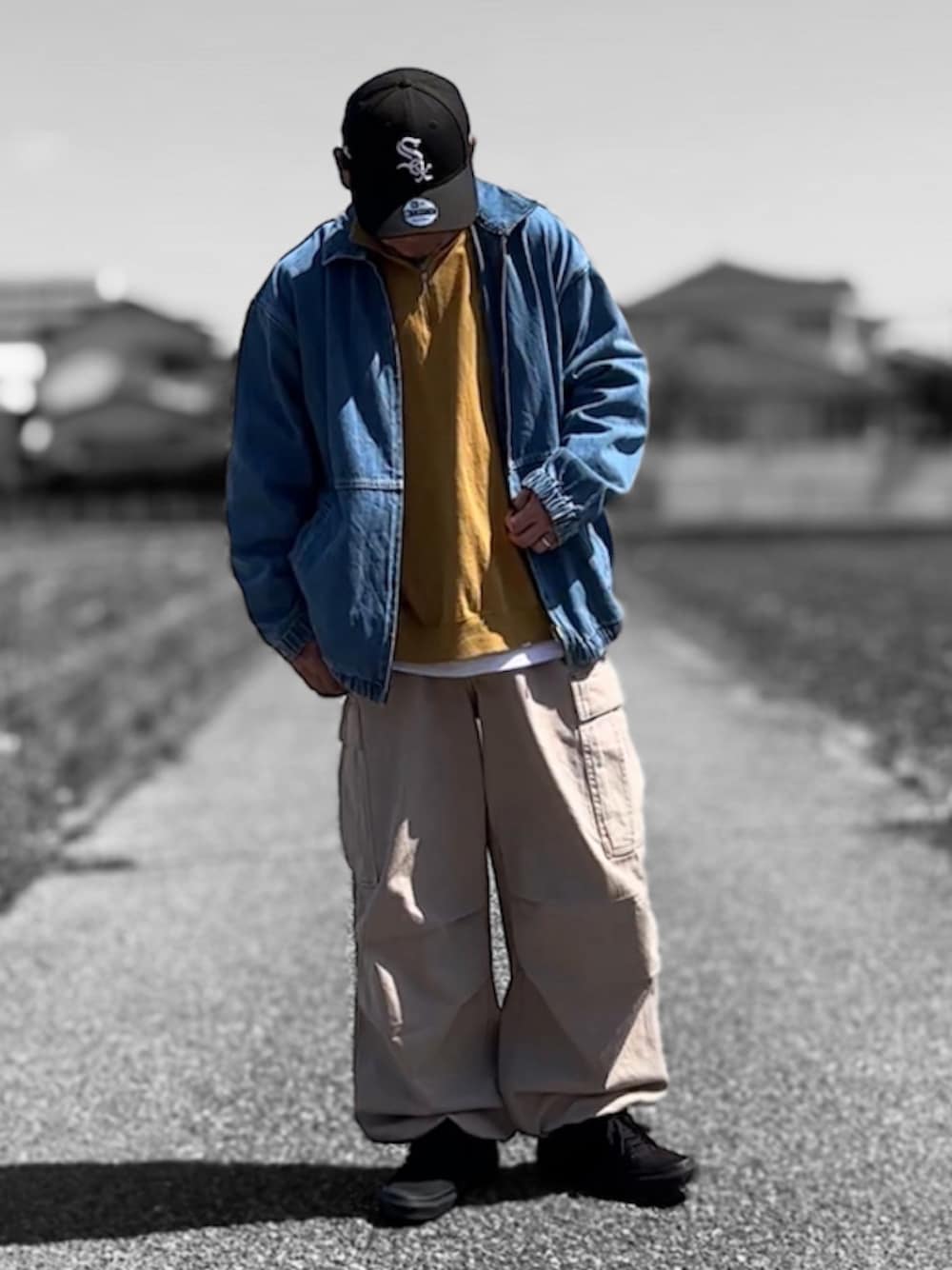 ブルー系のデニムジャケット、イエロー系のTシャツ/カットソー、ベージュ系のカーゴパンツを着用したメンズの春コーディネートの1枚目の写真