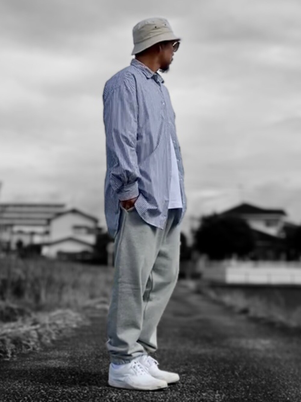 ブルー系のシャツ/ブラウス、グレー系のスウェットパンツ、ホワイト系のスニーカーを着用したメンズの秋コーディネートの1枚目の写真