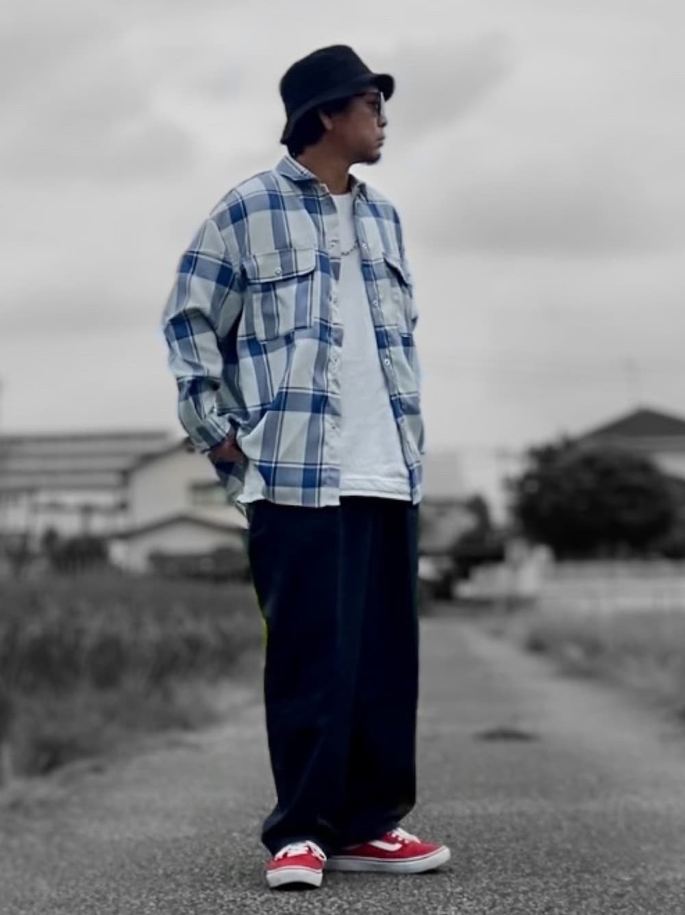 ブルー系のシャツ/ブラウス、ブラック系のデニムパンツ、レッド系のスニーカーを着用したメンズの秋コーディネートの1枚目の写真