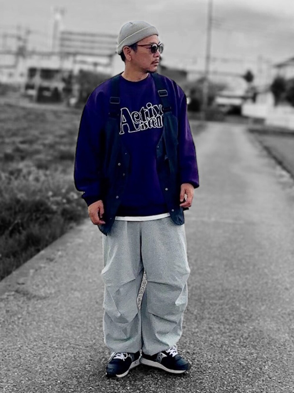 「休日コーデ、大人カジュアル、ストリートコーデ、GU、スウェット、ビジネススタイル、ビッグシルエット、春、スウェットパンツ、ベスト」｜「RACALのロールニットキャップ / Roll Knit Cap（ニットキャップ/ビーニー、グレー系）」を使った、Kemujiさん（メンズ・170cm）の春コーディネートの1枚目の写真