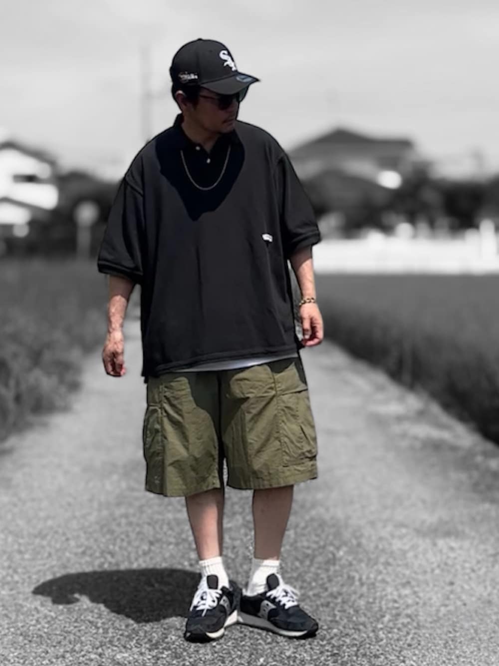 「ストリートコーデ、夏服、ootd、ビッグシルエット、オーバーサイズ、ゆるコーデ、ポロシャツ、cahlumn、カウラム、ハーフパンツ、カーゴショーツ、GU」｜「CAHLUMNのアイテム（Tシャツ/カットソー、ブラック系）」を使った、Kemujiさん（メンズ・170cm）の夏コーディネートの1枚目の写真