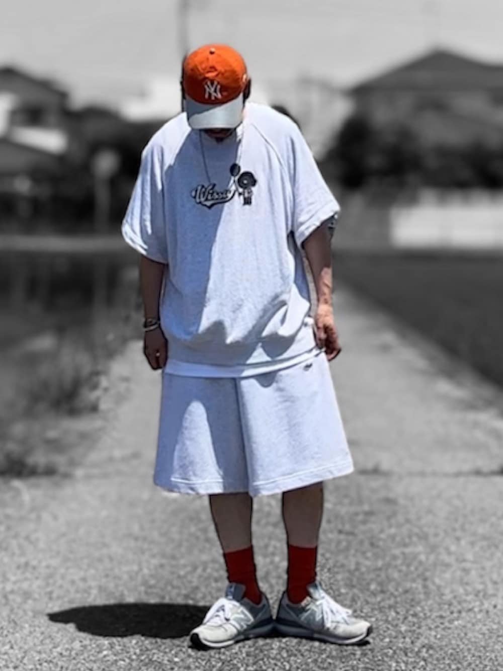 その他のTシャツ/カットソー、グレー系のスウェットパンツ、オレンジ系のキャップを着用したメンズの夏コーディネートの1枚目の写真