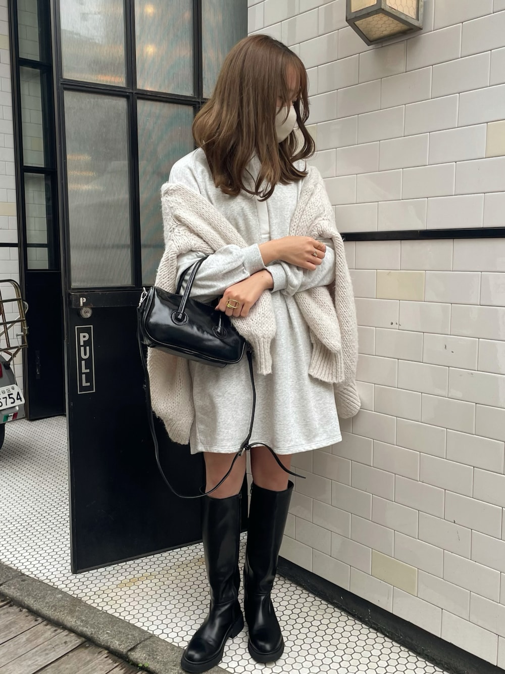 ホワイト系のカーディガン/ボレロ、ホワイト系のカーディガン/ボレロを着用したレディースの秋コーディネートの1枚目の写真