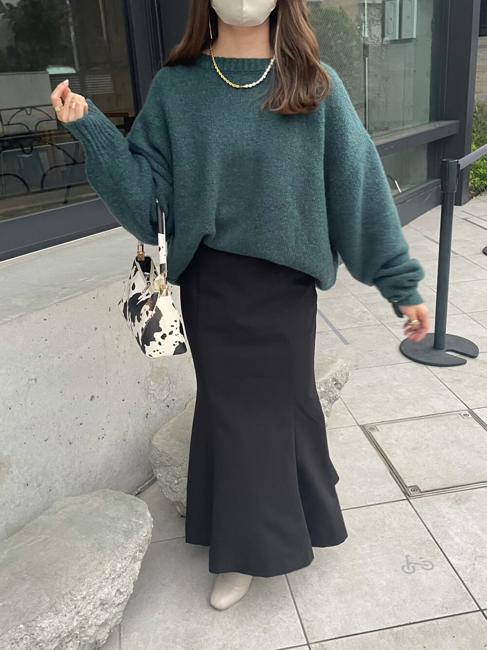 「秋のコーデ、ニットコーデ、大人女子、ビッグシルエット、グリーンコーデ、緑ニット、マーメイドスカート、ブラックコーデ、カジュアルコーデ、カーディガンコーデ、緑のカーディガン、緑コーデ」｜「classicalelfのもちもち癒され。2wayニットカーディガン（カーディガン/ボレロ、グリーン系）」を使った、rennaさん（レディース・156cm）の秋コーディネートの1枚目の写真