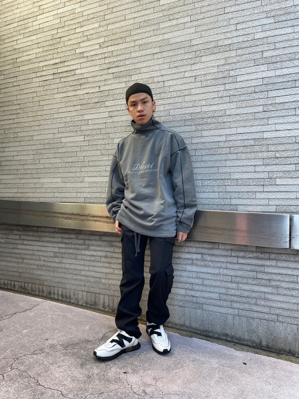 「11月、メンズファッション、休日コーデ、ブラック、オーバーサイズ、ストリートコーデ、Diesel」｜「DIESELのメンズ パンツ カーゴ パンツ ミリタリー（カーゴパンツ、ブラック系）」を使った、Haziiiimeさん（メンズ・168cm）の秋コーディネートの1枚目の写真