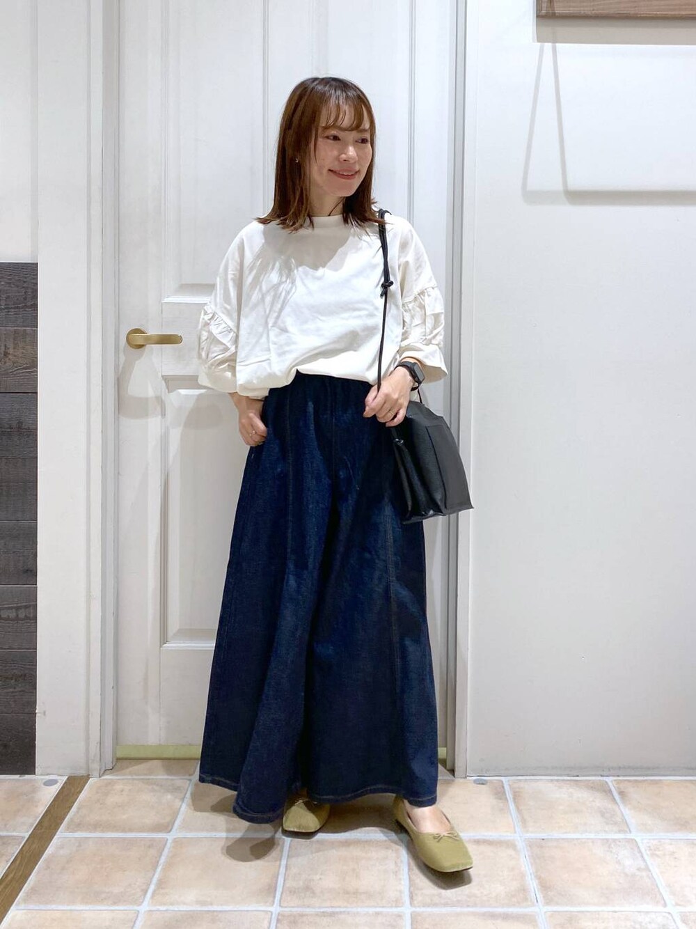 ホワイト系のTシャツ/カットソー、ブルー系のデニムパンツ、グリーン系のパンプスを着用したレディースの夏コーディネートの1枚目の写真