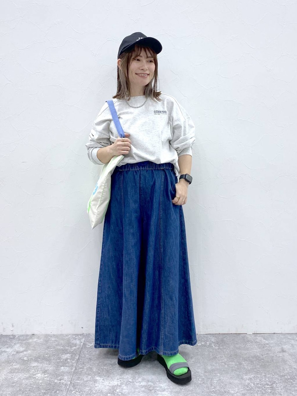 ブルー系のデニムパンツ、その他のトートバッグ、シルバー系のネックレスを着用したレディースの冬コーディネートの1枚目の写真