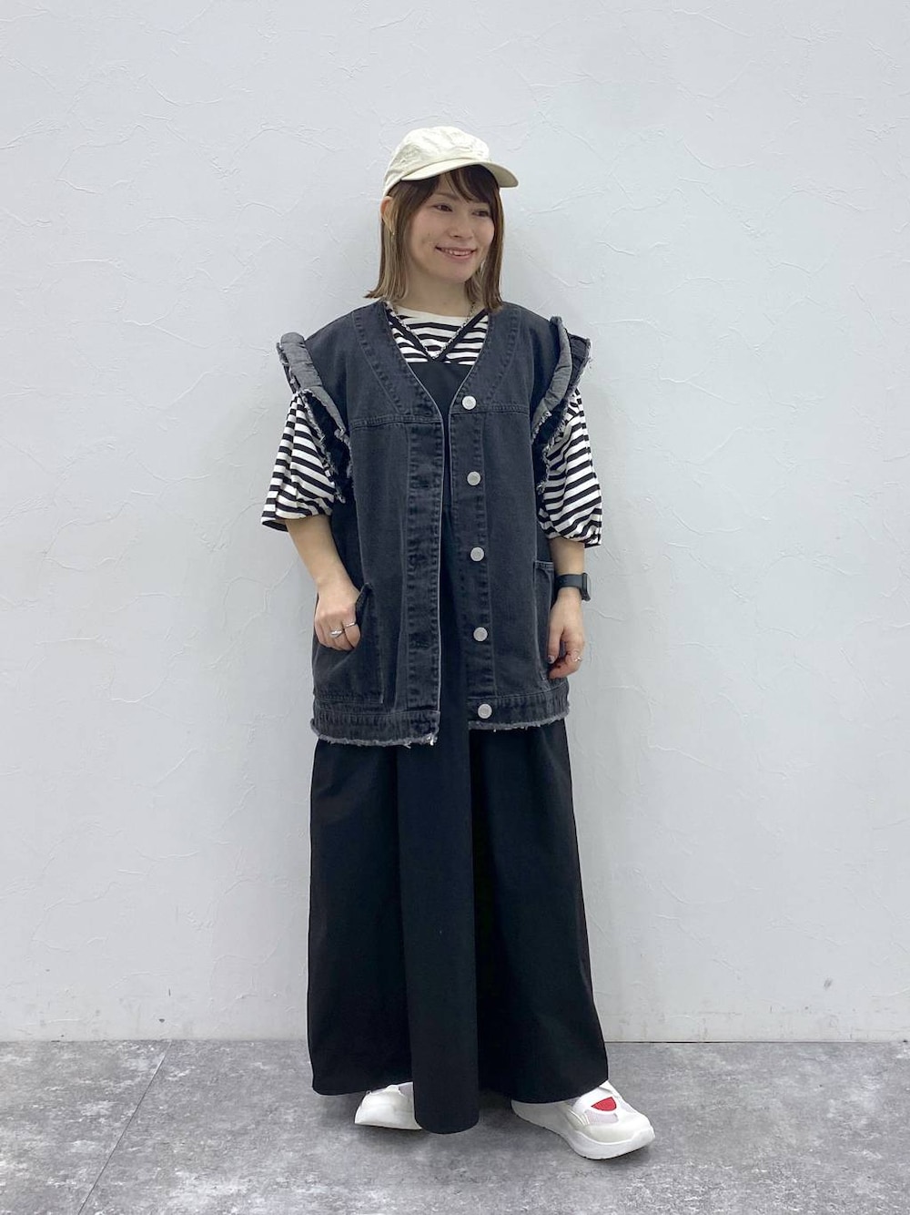 ブラック系のスカート、その他のTシャツ/カットソー、ホワイト系のサンダルを着用したレディースの春コーディネートの1枚目の写真