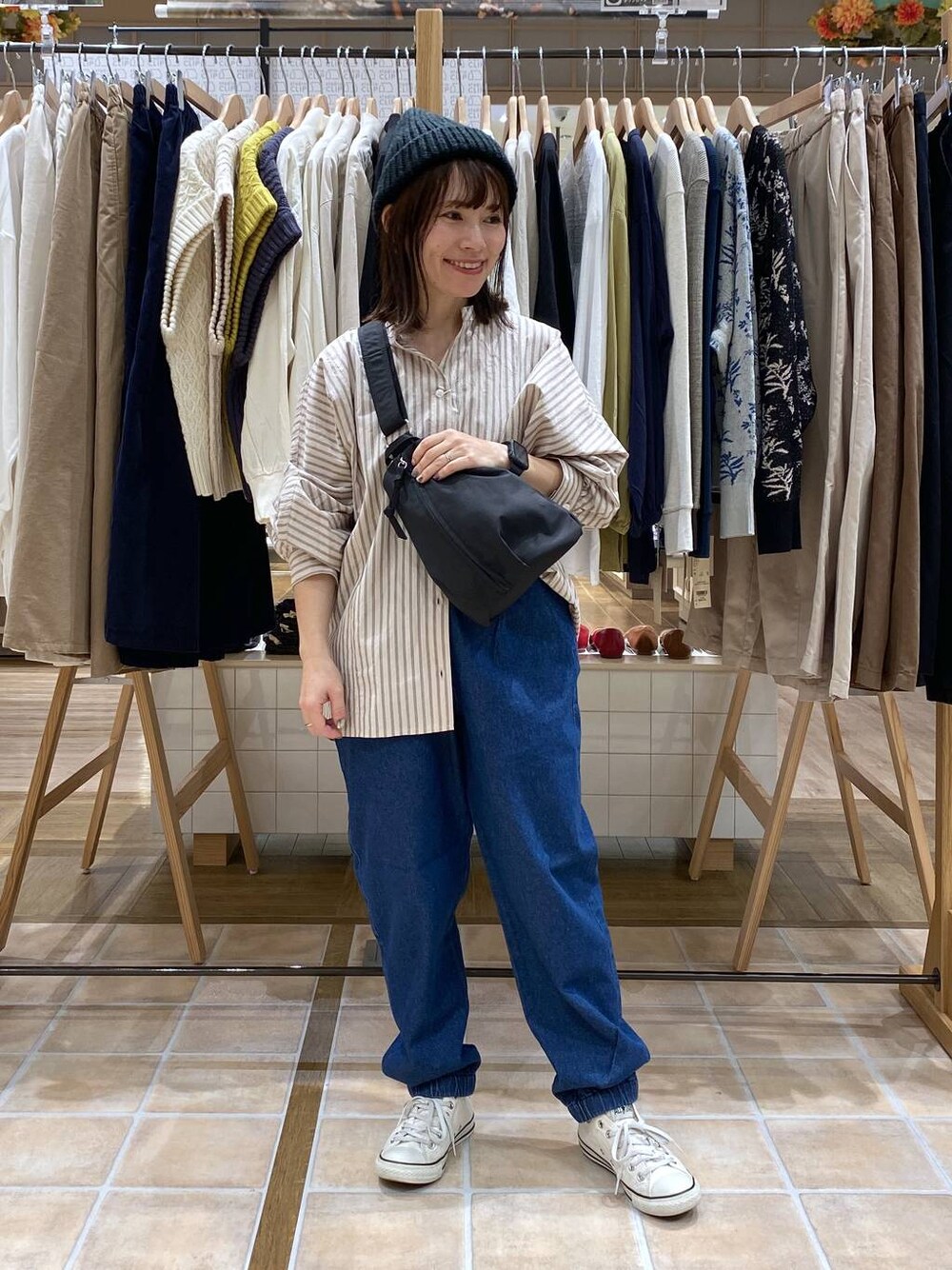 ブルー系のその他パンツ、その他のシャツ/ブラウス、ブラック系のボディバッグ/ウエストポーチを着用したレディースの秋コーディネートの1枚目の写真