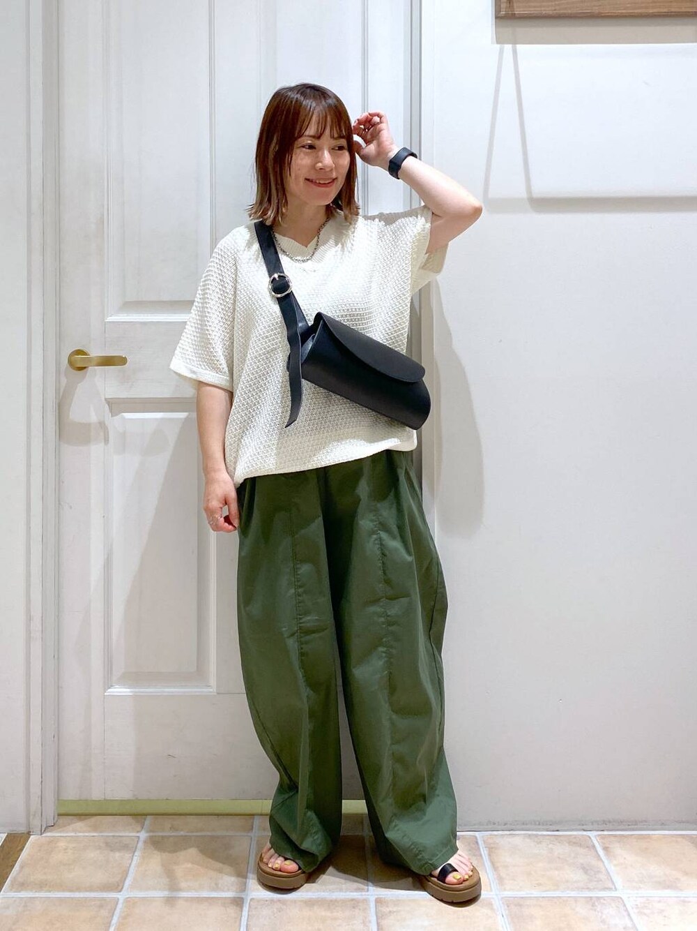 グリーン系のその他パンツ、その他のタンクトップ、ブラック系のサンダルを着用したレディースの春コーディネートの1枚目の写真