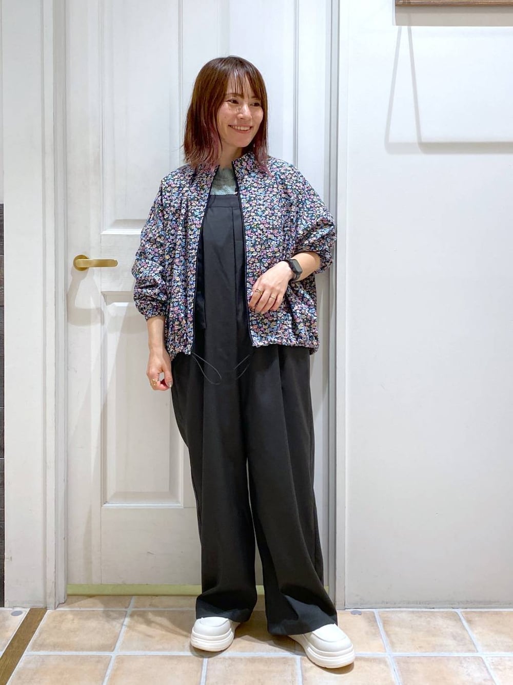 その他のブルゾン、グリーン系のTシャツ/カットソー、ホワイト系のスリッポンを着用したレディースの秋コーディネートの1枚目の写真