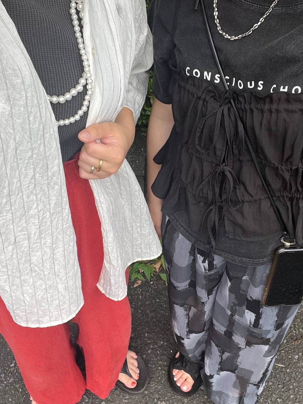 ブラック系のサンダル、ブラック系のキャミソール、グレー系のTシャツ/カットソーを着用したレディースの夏コーディネートの1枚目の写真