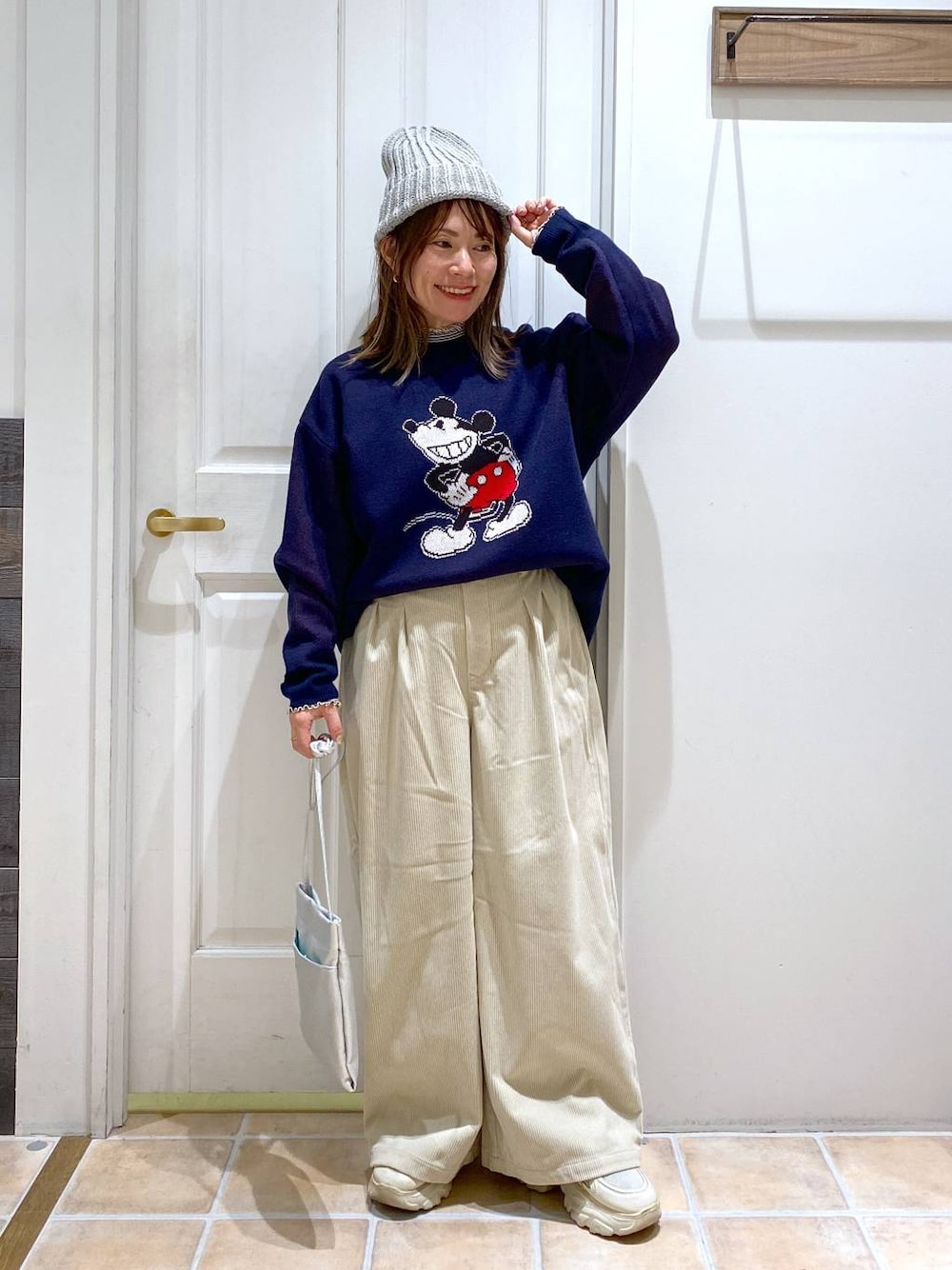 その他のTシャツ/カットソー、その他のショルダーバッグ、ベージュ系のその他パンツを着用したレディースの冬コーディネートの1枚目の写真