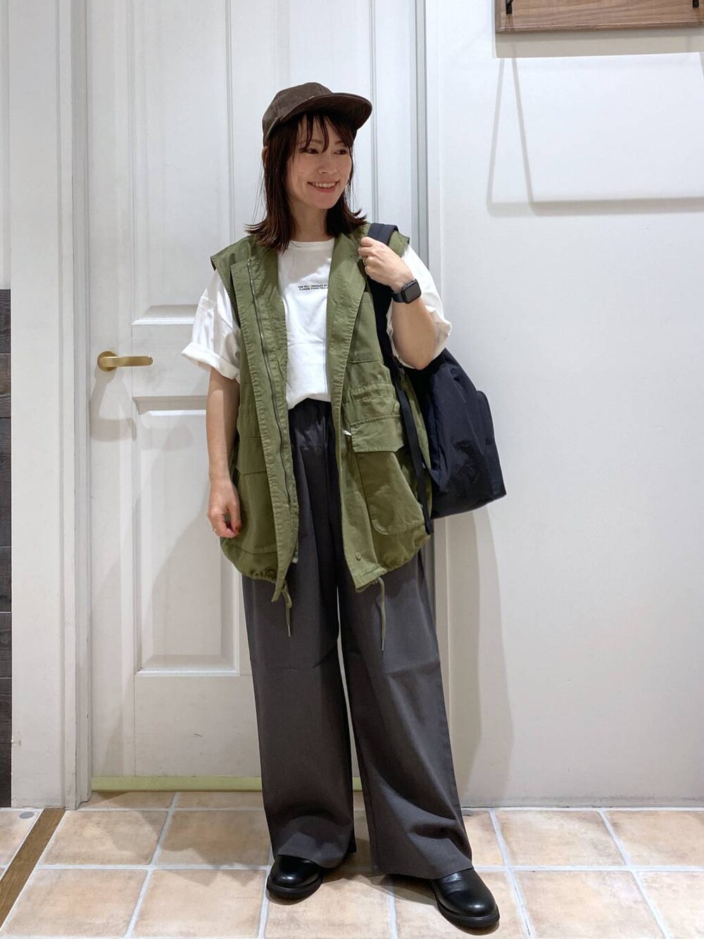 その他のその他パンツ、ブラック系のバックパック/リュック、その他のTシャツ/カットソーを着用したレディースの秋コーディネートの1枚目の写真