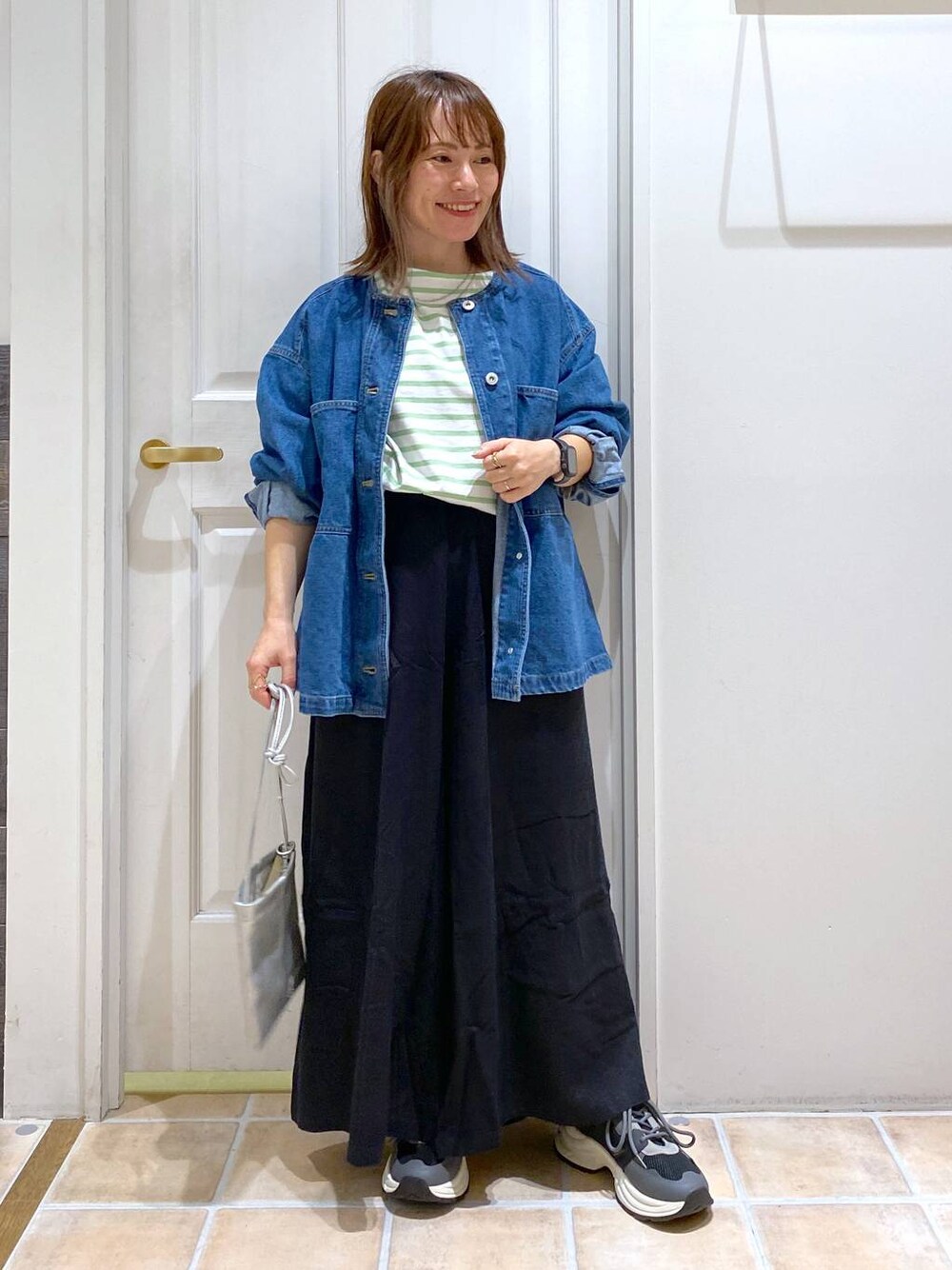 ブラック系のその他パンツ、ブラック系のスニーカー、その他のTシャツ/カットソーを着用したレディースの秋コーディネートの1枚目の写真