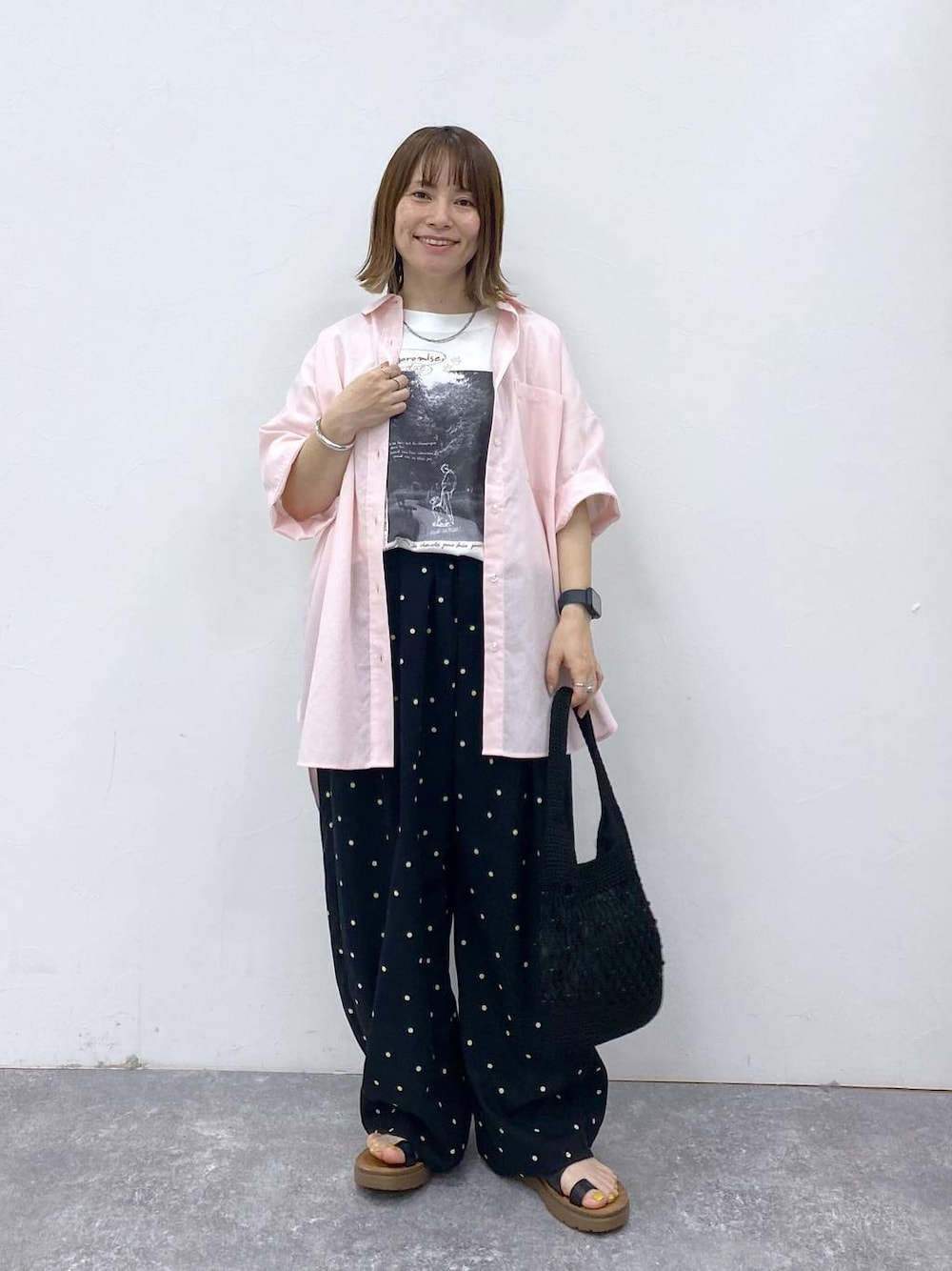 ブラック系のサンダル、その他のその他パンツ、ブラック系のトートバッグを着用したレディースの夏コーディネートの1枚目の写真