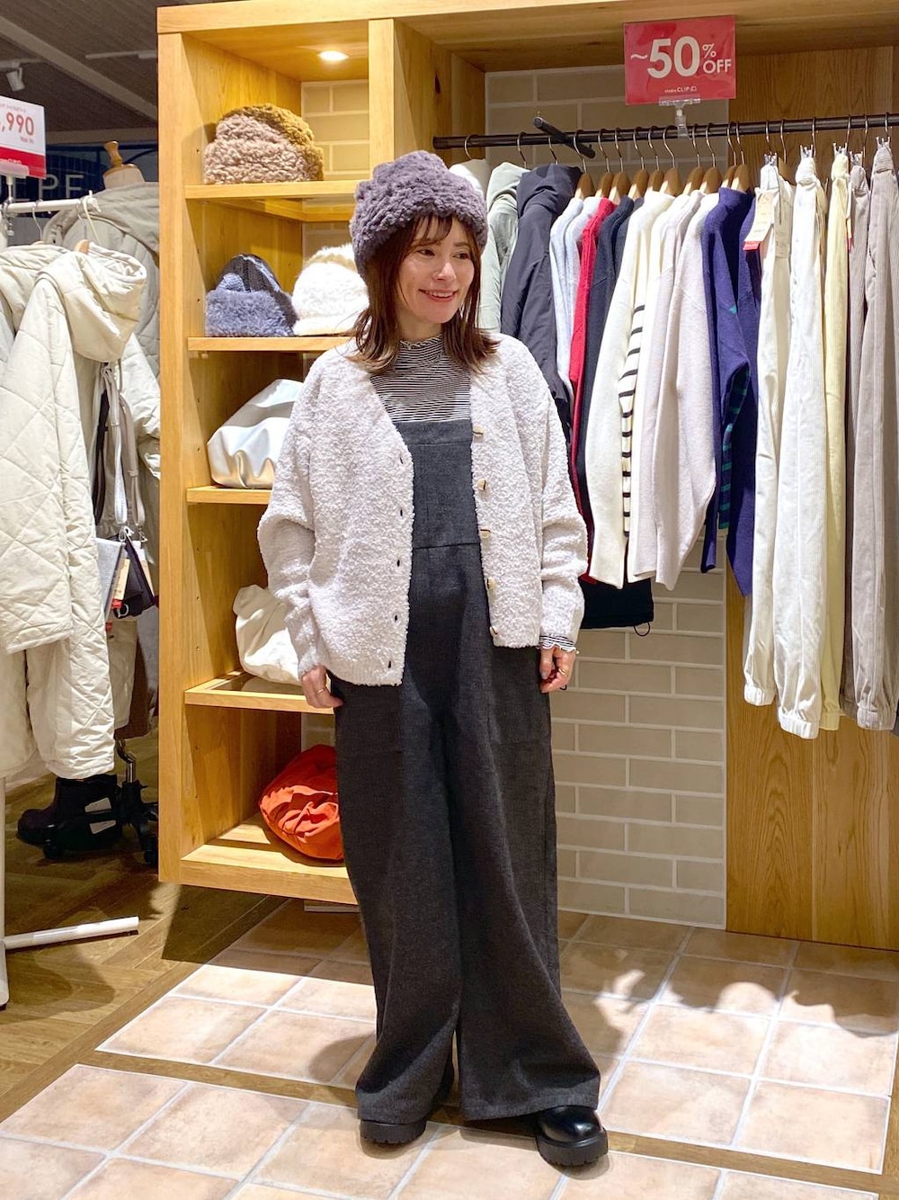 ブラック系のブーツ、グレー系のカーディガン/ボレロ、その他のTシャツ/カットソーを着用したレディースの冬コーディネートの1枚目の写真