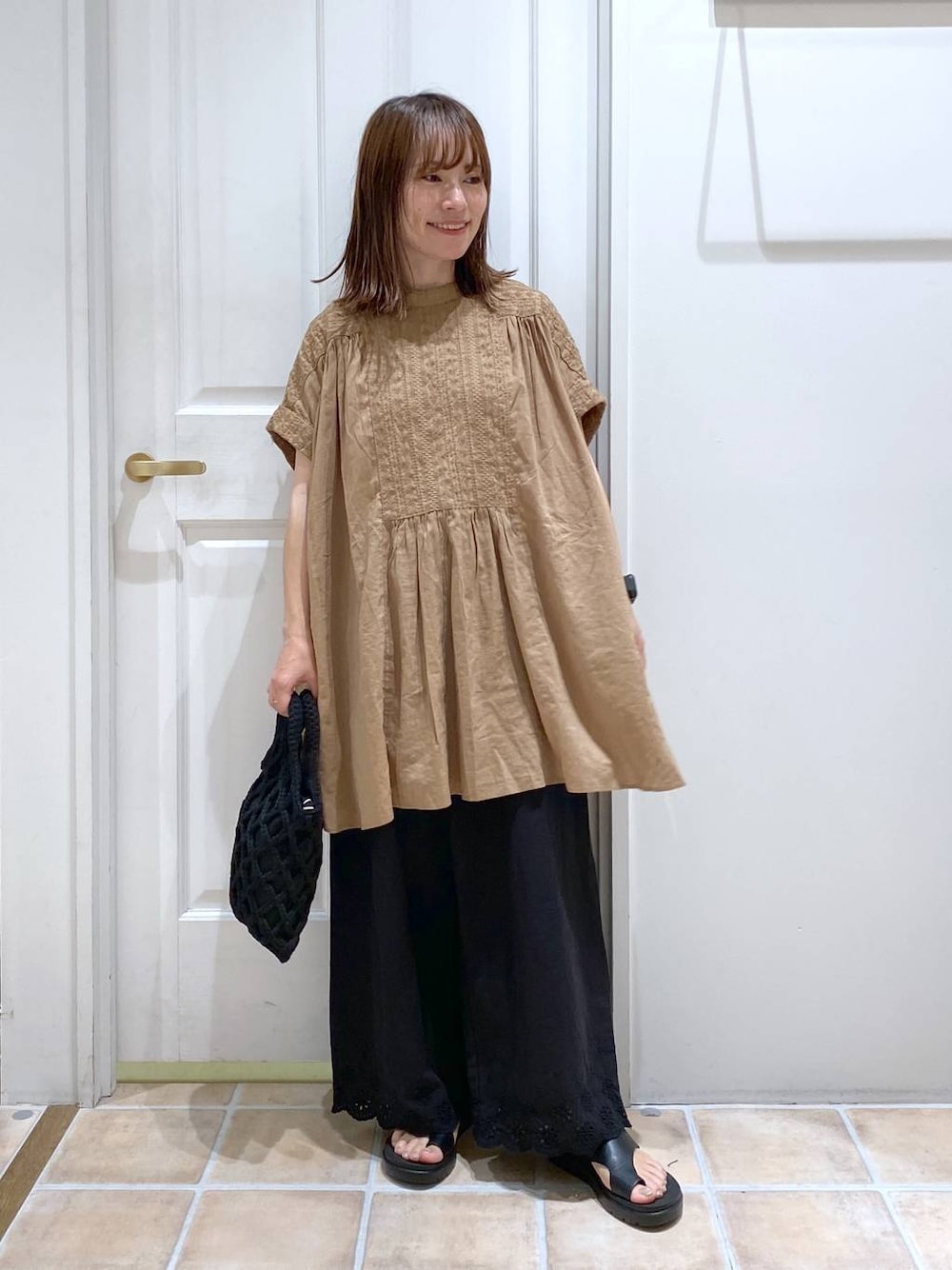 ブラウン系のタンクトップ、ブラック系のその他パンツ、ブラック系のサンダルを着用したレディースの夏コーディネートの1枚目の写真