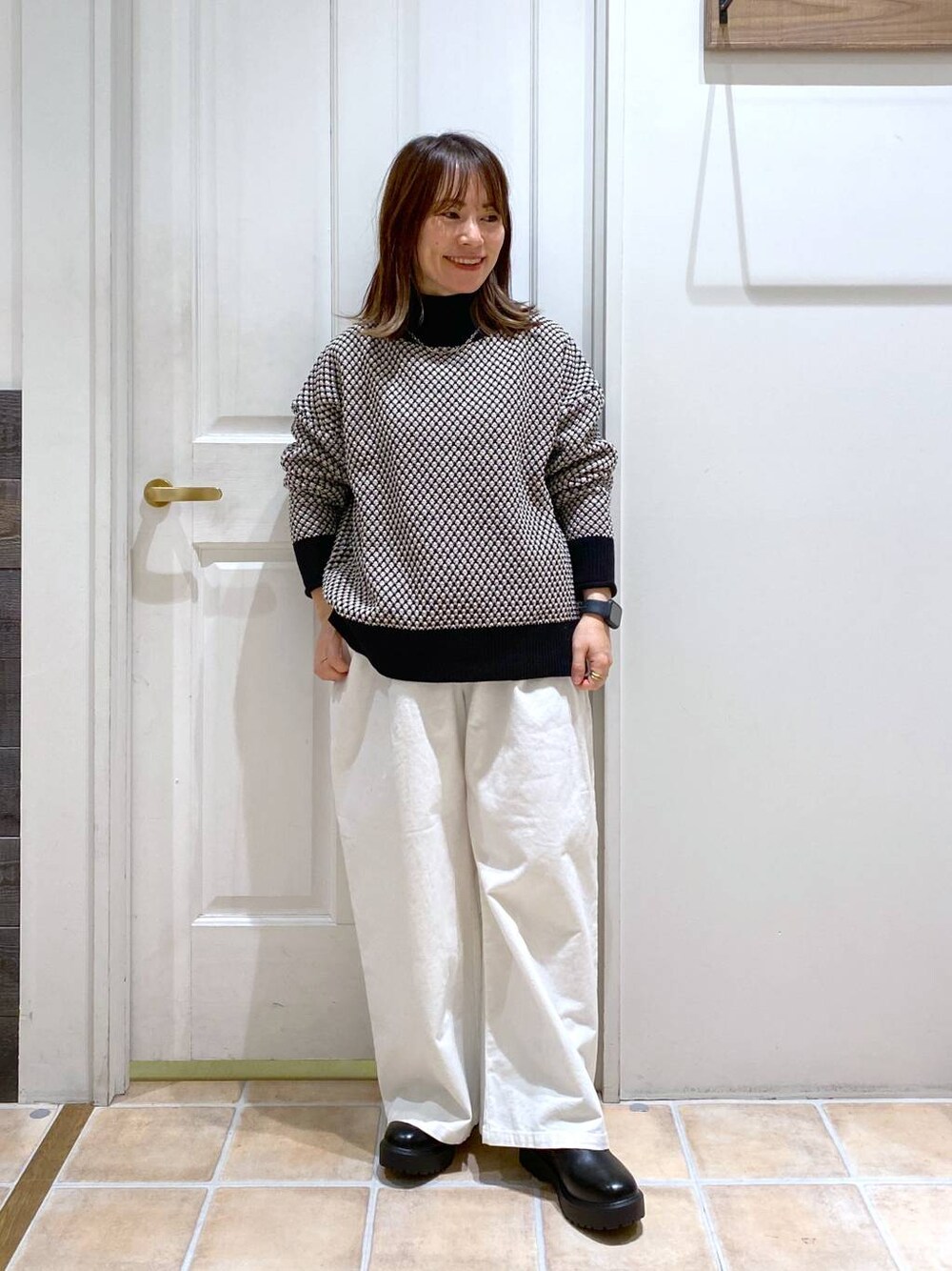 ブラック系のブーツ、ホワイト系のその他パンツ、その他のニット/セーターを着用したレディースの冬コーディネートの1枚目の写真