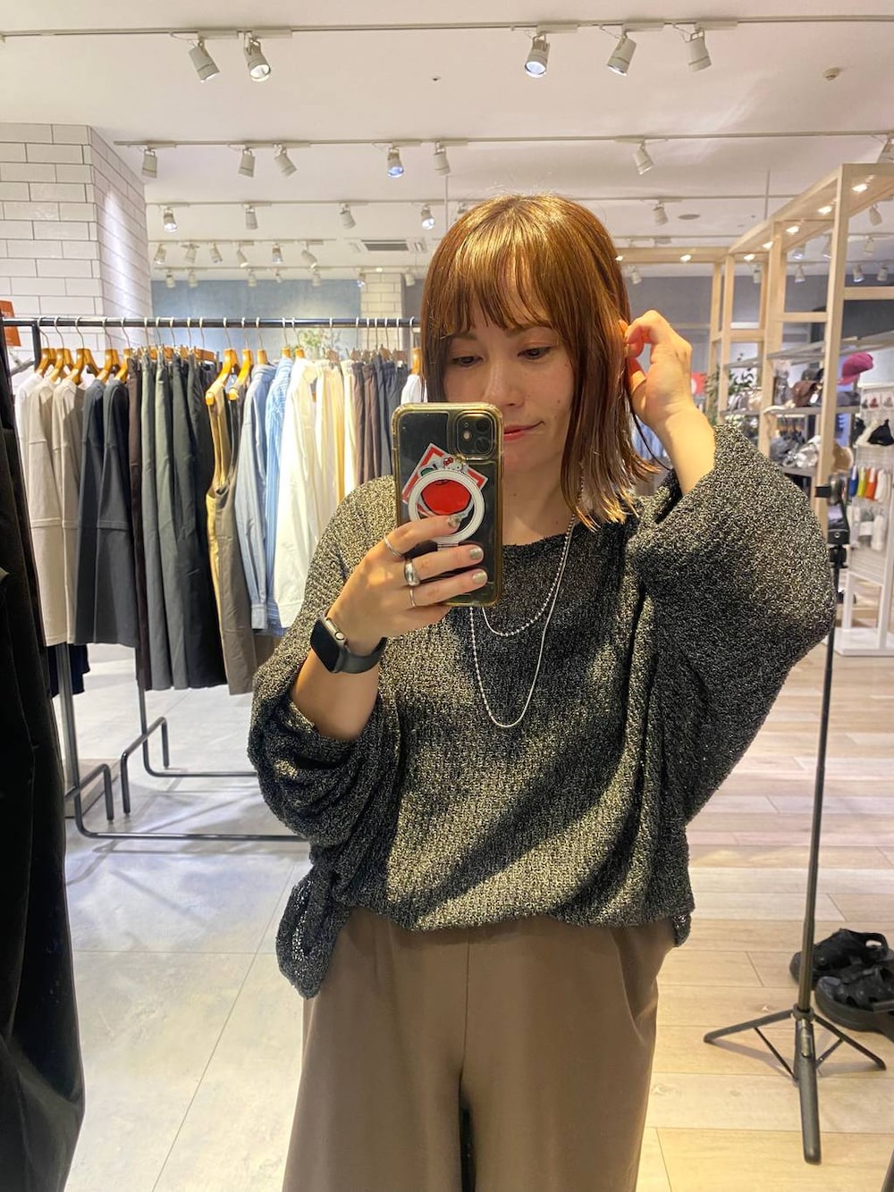 ブラック系のニット/セーター、シルバー系のネックレスを着用したレディースの秋コーディネートの1枚目の写真