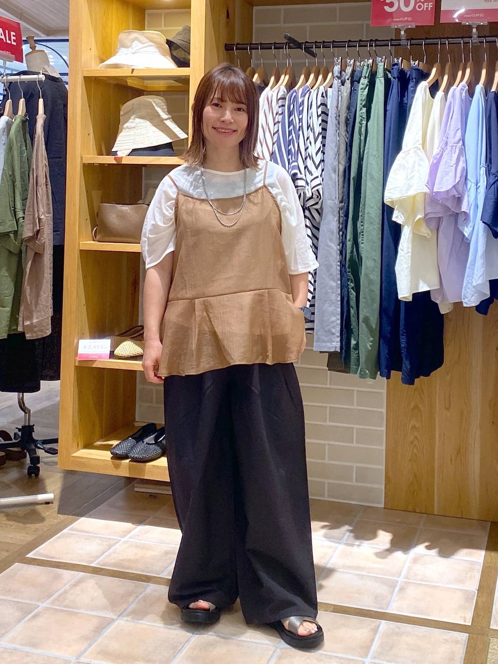 その他のサンダル、ホワイト系のTシャツ/カットソー、グレー系のその他パンツを着用したレディースの夏コーディネートの1枚目の写真