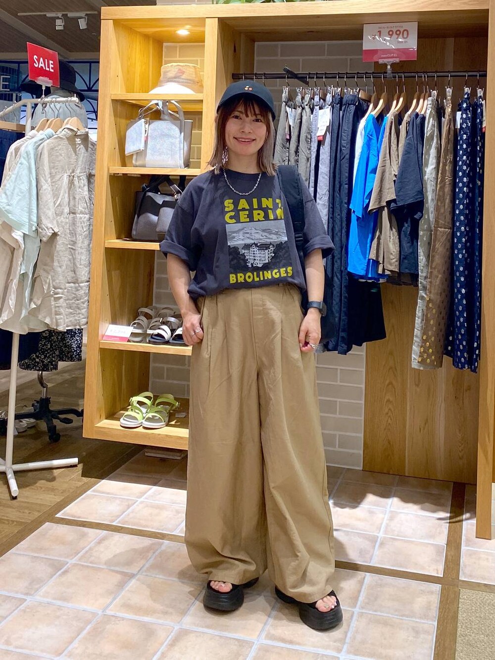 ブラック系のサンダル、グレー系のTシャツ/カットソー、ベージュ系のその他パンツを着用したレディースの秋コーディネートの1枚目の写真