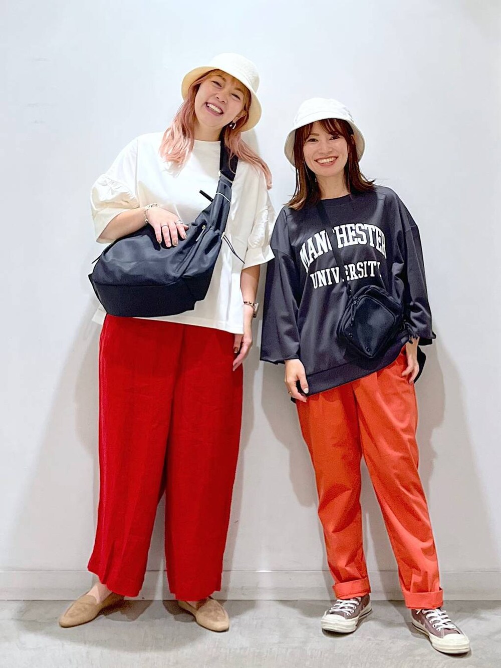 オレンジ系のその他パンツ、ベージュ系のパンプス、ブラック系のショルダーバッグを着用したレディースの秋コーディネートの1枚目の写真