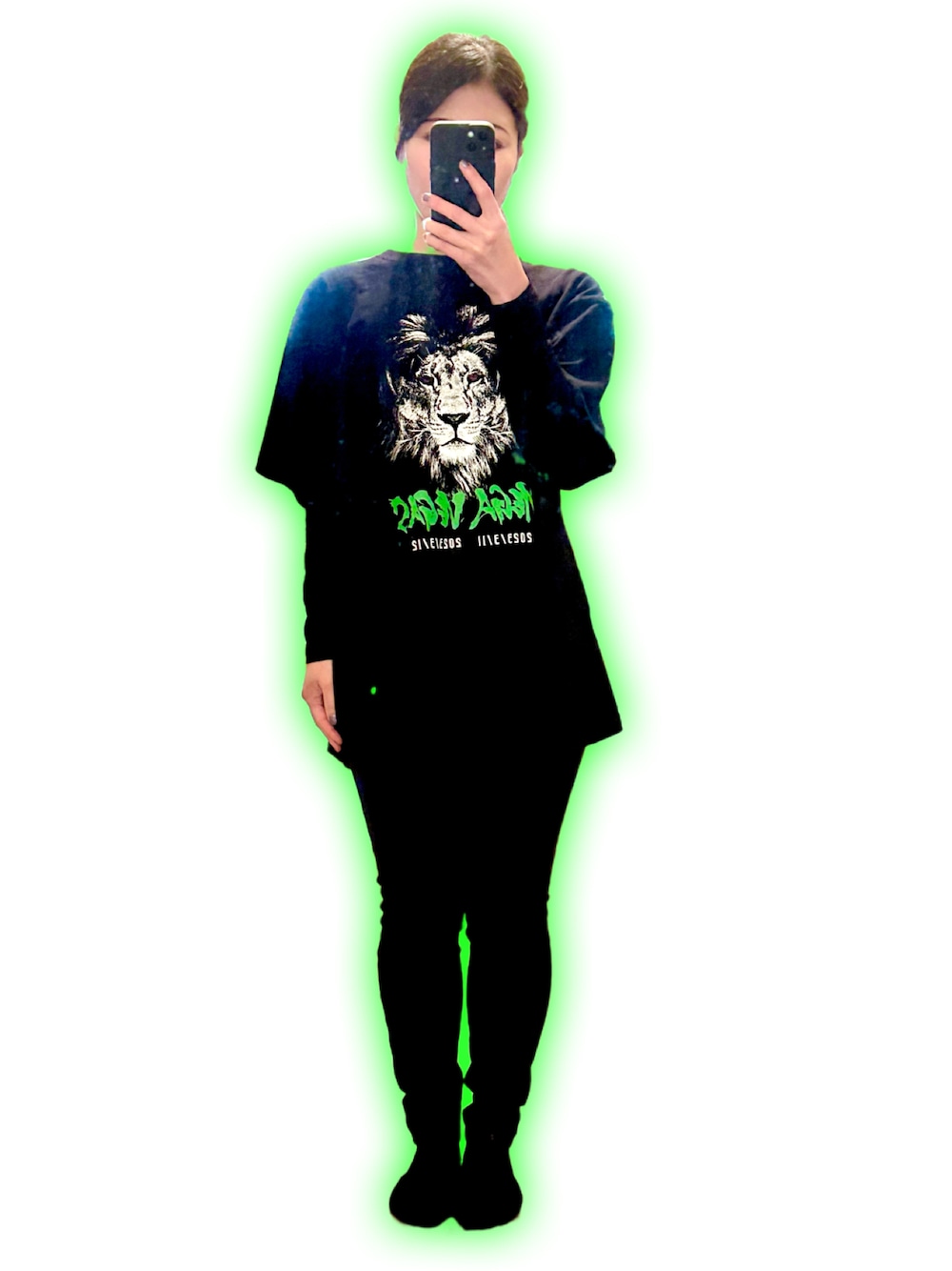 ブラック系のパンツ、ブラック系のトップス、ブラック系のソックス/靴下を着用したレディースの冬コーディネートの1枚目の写真