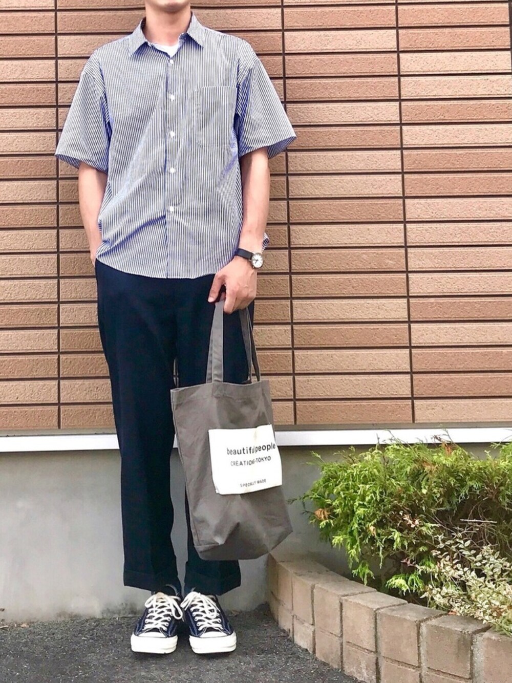 「ストライプシャツ、ワイドパンツ、beautiful people、チャックテイラー、コンバース、キレイめ、デート、夏コーデ、春コーデ、Adam et Rope'」｜「ADAM ET ROPE'のストライプ ブロードオーバーサイズシャツ（シャツ/ブラウス、ブルー系）」を使った、Takahiroさん（メンズ・177cm）の夏コーディネートの1枚目の写真