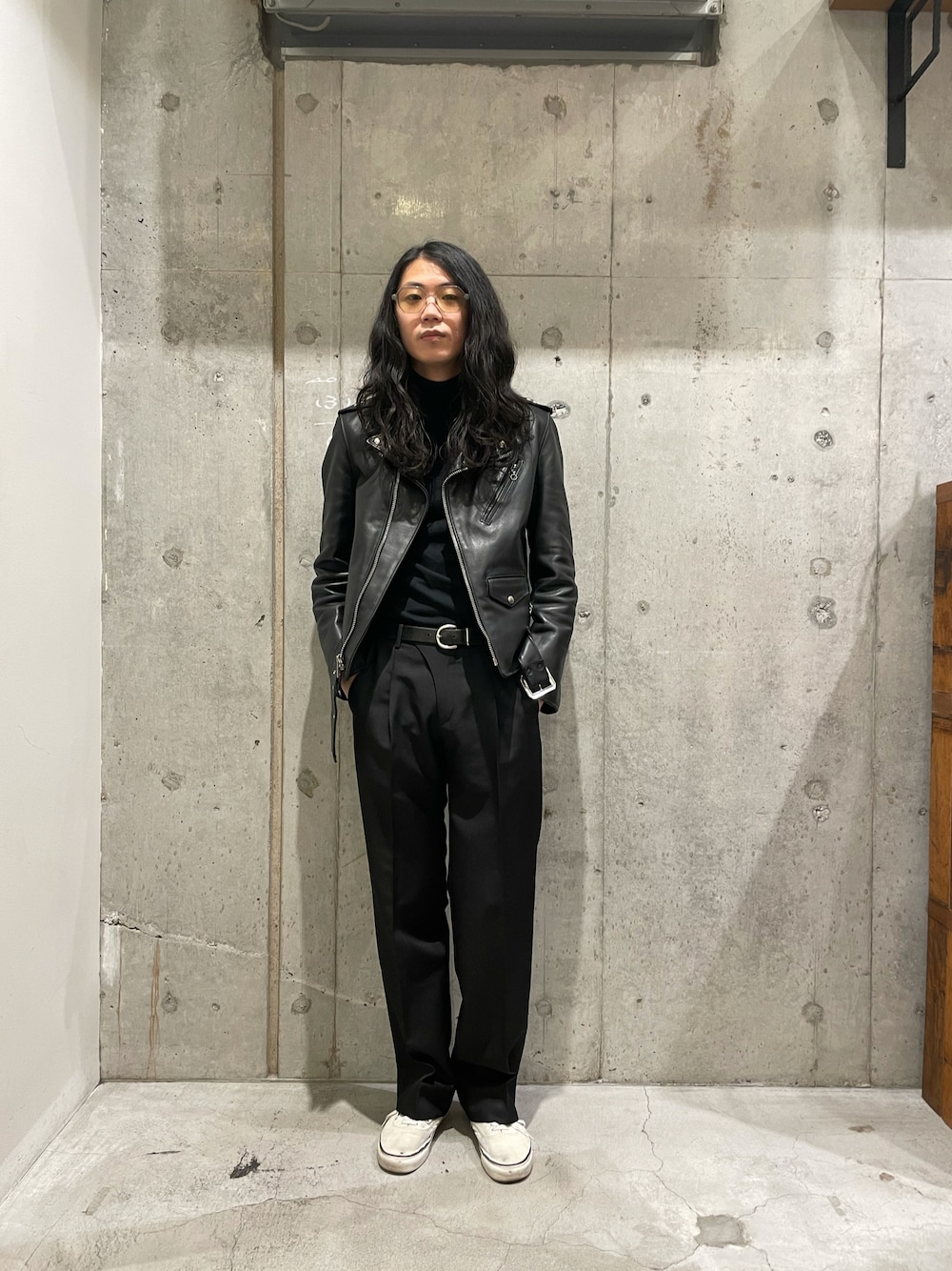 「uncut bound、新宿、メガネ男子、レザーLOVEスナップ、ライダースジャケット、ワンスター、白スニーカー、今日のコーデ、タートルネックニット、ファッションの力を信じよう」｜「schottのSchott(ショット)  613UST ONESTAR TALL / ワンスター トール（ライダースジャケット、ブラック系）」を使った、みうらさん（メンズ・177cm）の秋コーディネートの1枚目の写真
