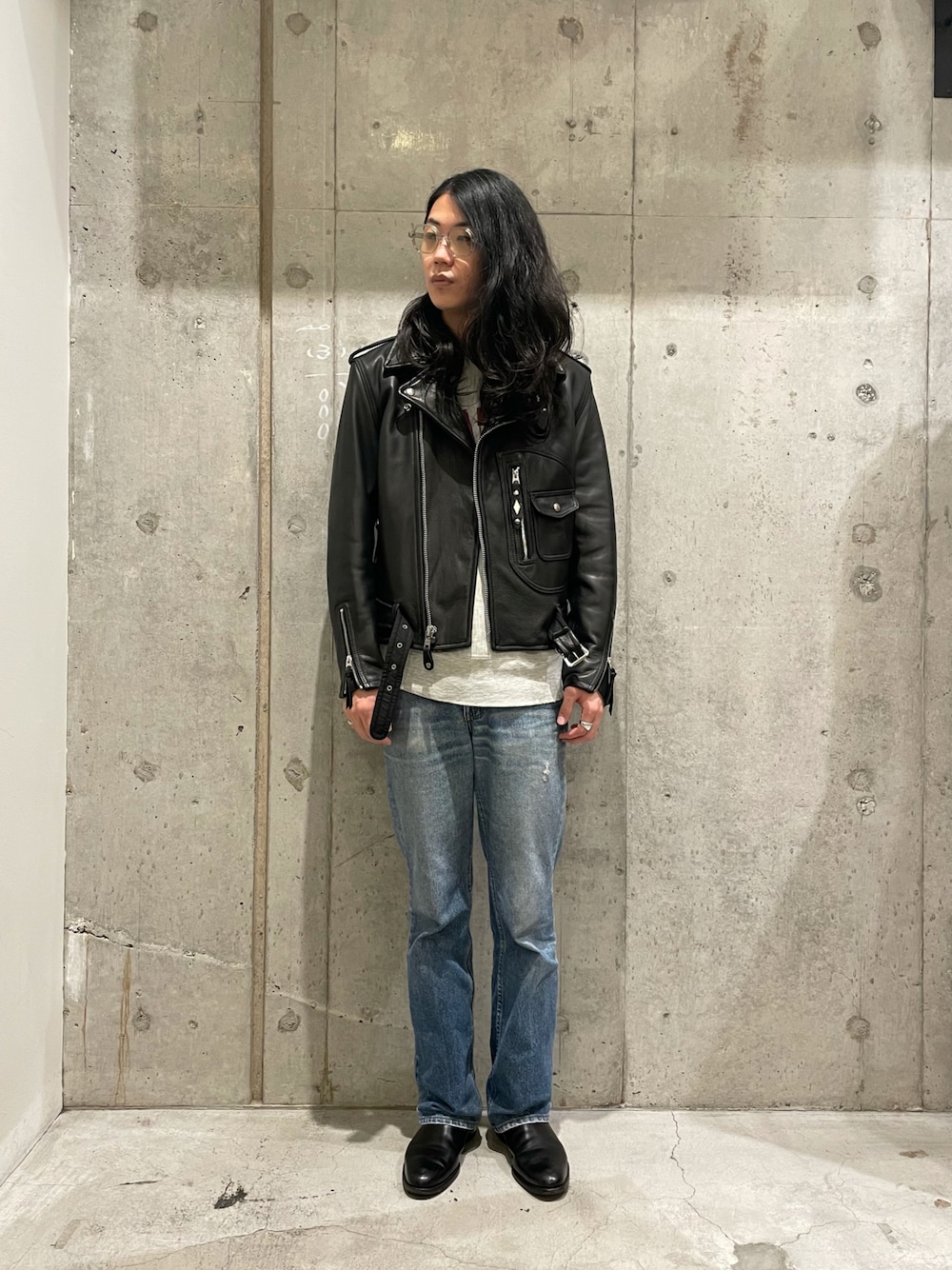 「uncut bound、新宿、ライダースジャケット、レザージャケット、秋コーデ、リバースウィーブ、517、メガネ男子、ブーツ、ファッションの力を信じよう」｜「Grapes & CeladonのGrapes&Celadon (グレープス・アンド・セラドン)  GC003 サングラス プラスチック（サングラス、グレー系）」を使った、みうらさん（メンズ・177cm）の秋コーディネートの1枚目の写真