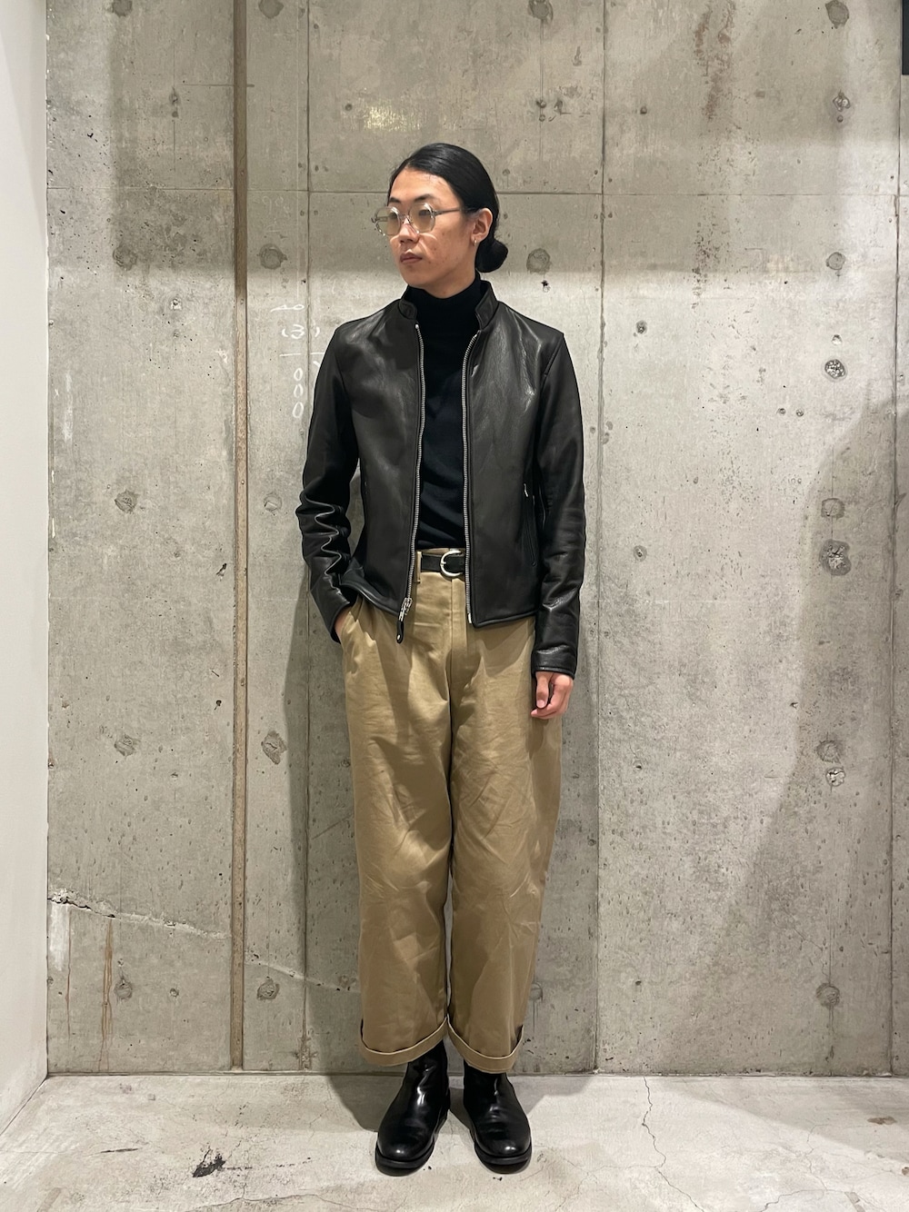 「uncut bound、新宿、レザージャケット、レザーLOVEスナップ、タートルネック、ワイドパンツ、ブーツ、サイドゴアブーツ、秋コーデ、ファッションの力を信じよう」｜「Grapes & CeladonのGrapes&Celadon (グレープス・アンド・セラドン)  GC003 サングラス プラスチック（サングラス、グレー系）」を使った、みうらさん（メンズ・177cm）の秋コーディネートの1枚目の写真