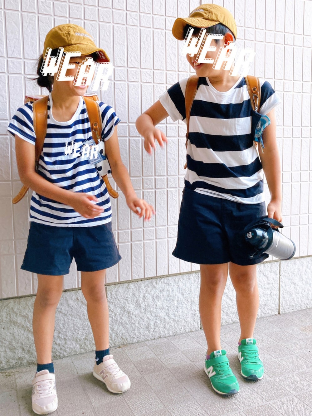 「キャップ、通学コーデ、おそろいコーデ、兄妹コーデ、FRUIT OF THE LOOM、New Balance、ボーダー、スニーカー、ランドセル」｜「無印良品のアイテム（Tシャツ/カットソー、ブラック系）」を使った、S♡Yさん（キッズ・129cm）の秋コーディネートの1枚目の写真