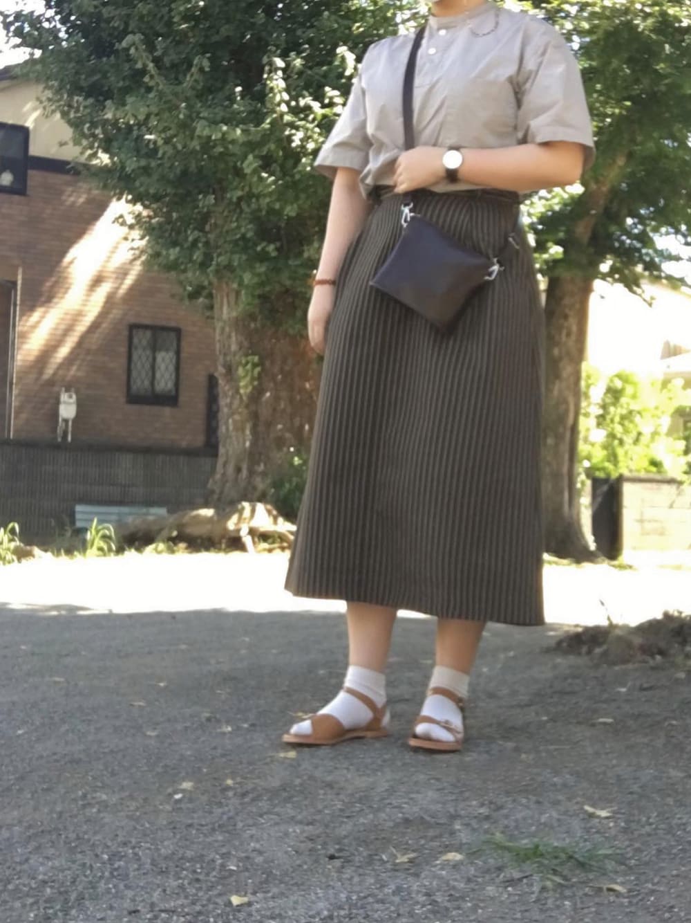 「休日スタイル、秋服準備はじめました、MHL.、無印良品、サンダル、ヘンリーネック、ユニクロ、今日の服」｜「MHL.のTICKING STRIPE COTTON WOOL（スカート、グリーン系）」を使った、はなさん（レディース・160cm）の秋コーディネートの1枚目の写真