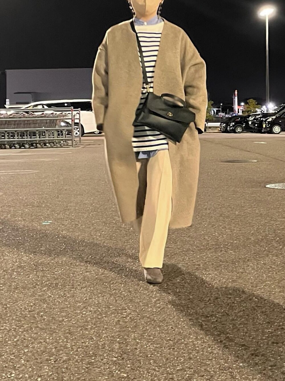 「冬、休日コーデ、今日の服、バスクシャツ、センタープレスパンツ、ナチュラル、ワントーンコーデ、UNIQLO、URBAN RESEARCH、TODAYFUL、COMOLI、LOWRYSFARM」｜「mimiの【Mimi】2WAYハンドバッグ HEBE WOMEN（ショルダーバッグ、ブラック系）」を使った、はなさん（レディース・160cm）の冬コーディネートの1枚目の写真